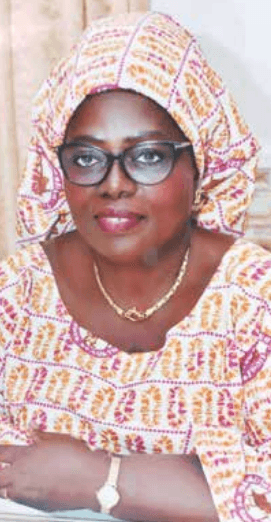 Phote de Cécile DOGO posant les bras croisés